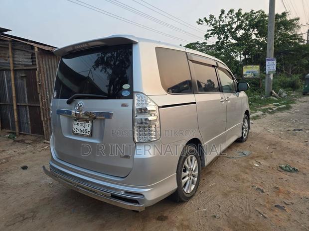 Toyota Noah 2011