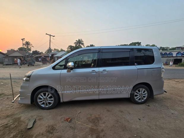 Toyota Noah 2011