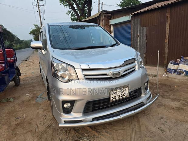Toyota Noah 2011