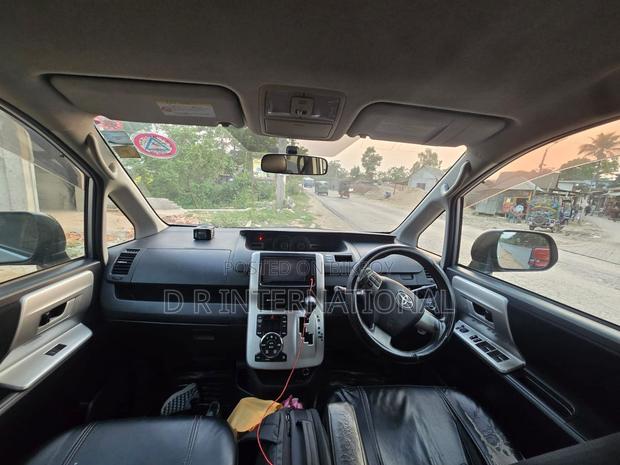 Toyota Noah 2011