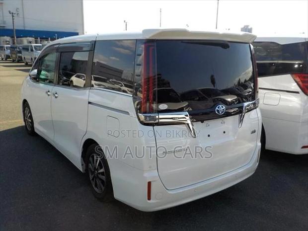 Toyota Esquire Hybrid Gi Pearl 2020
