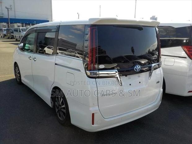 Toyota Esquire Hybrid Gi Pearl 2020