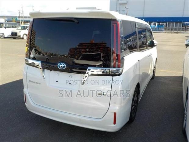 Toyota Esquire Hybrid Gi Pearl 2020