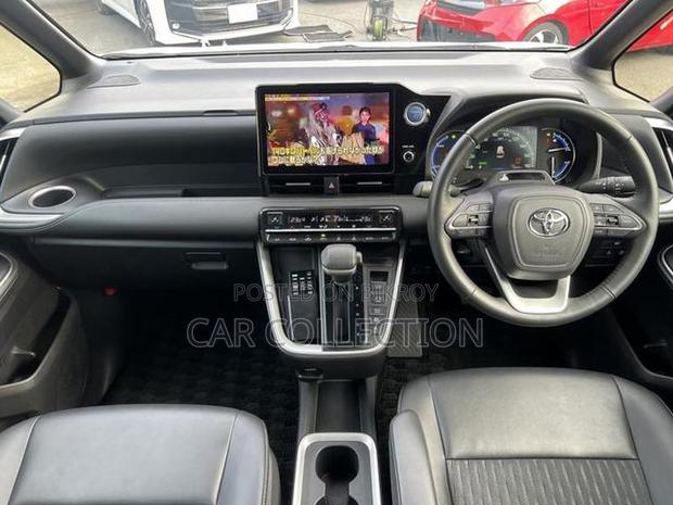 Toyota Noah S-Z, PEARL WHITE 2022