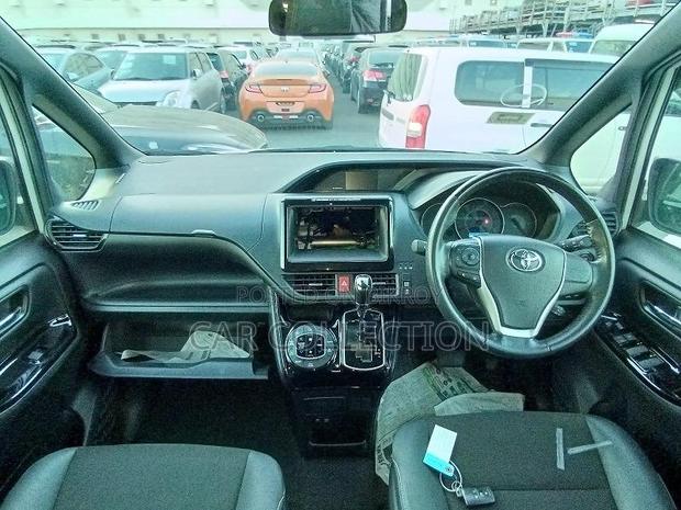 Toyota Noah 2021