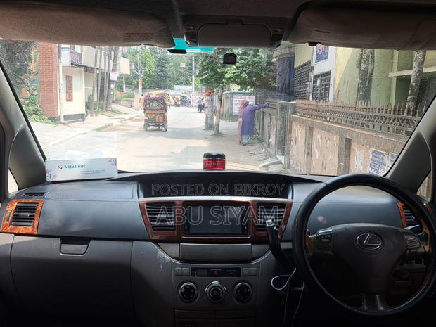 Toyota Noah 2005