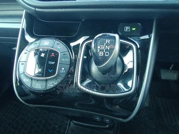 Toyota Esquire GI PKG HYB 2021