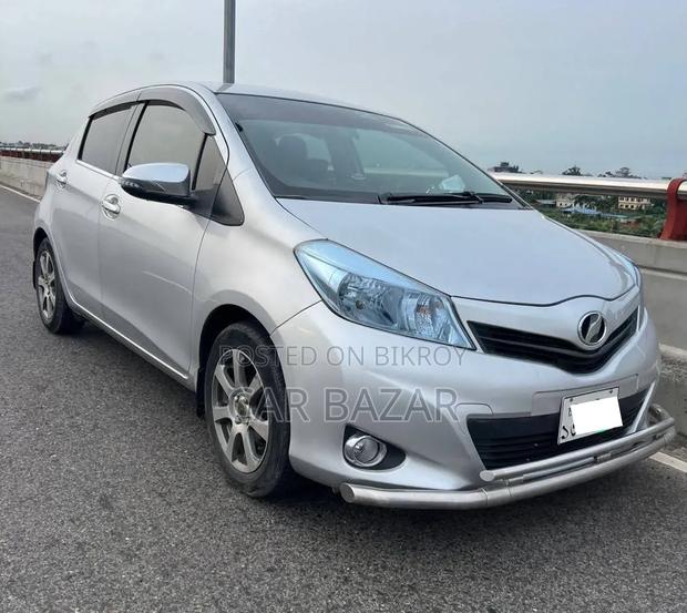 Toyota Vitz 2011 Silver