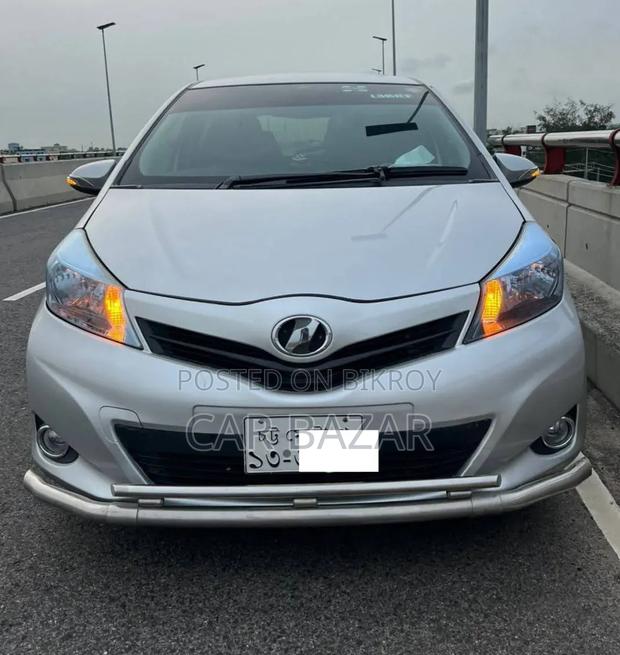 Toyota Vitz 2011 Silver