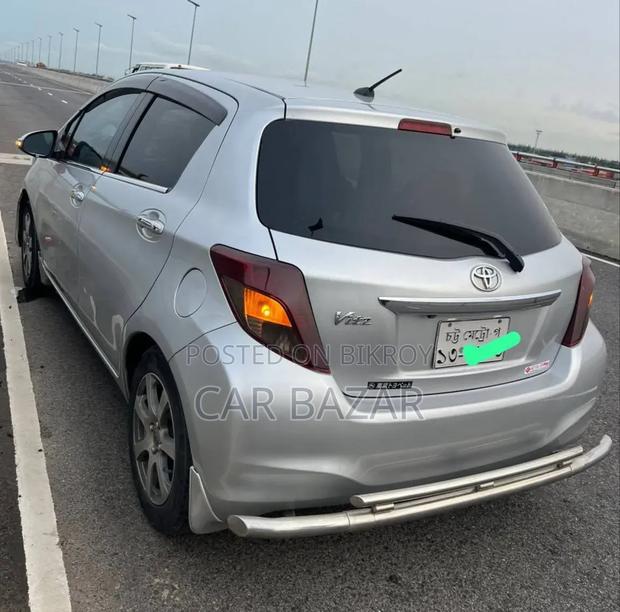 Toyota Vitz 2011 Silver