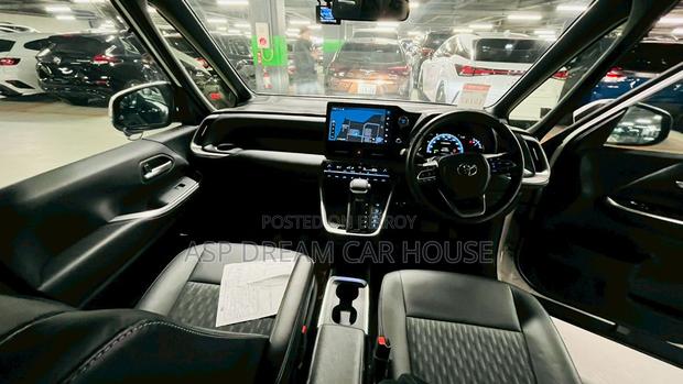 Toyota Noah S-Z Leg Rest HUD 2022