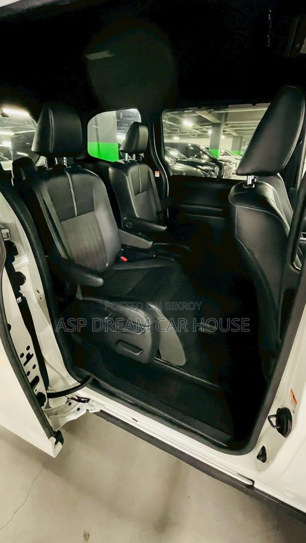 Toyota Noah S-Z Leg Rest HUD 2022