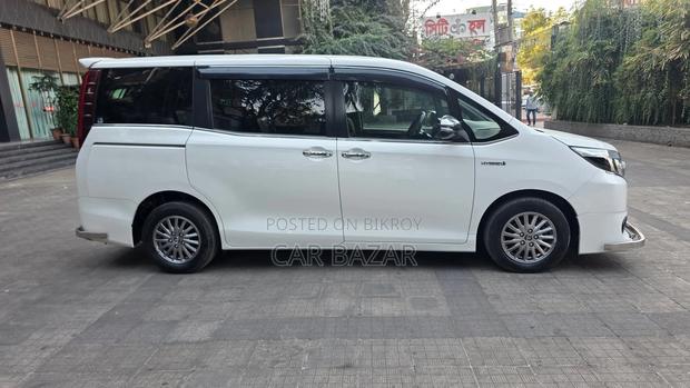 Toyota Noah Esquire Gi Premium 2017
