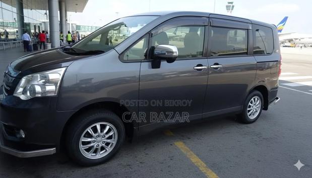 Toyota Noah Si GRADE PUSH 2012