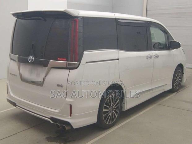 Toyota Esquire Gi premium PKG 2021