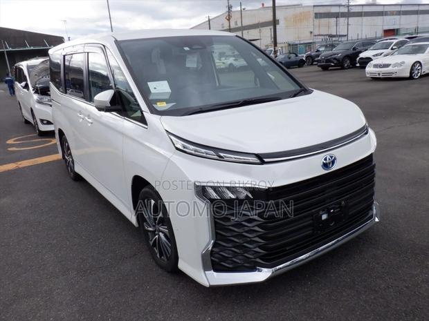 Toyota Voxy 2023