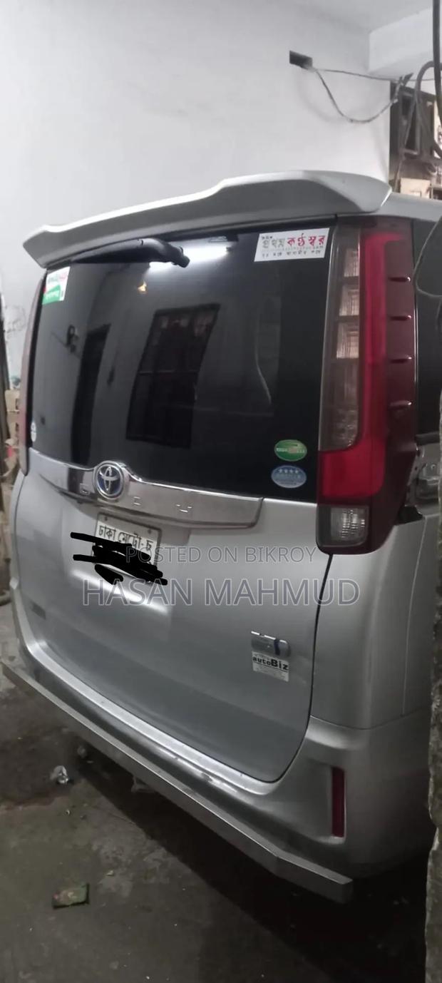 Toyota Noah 2014