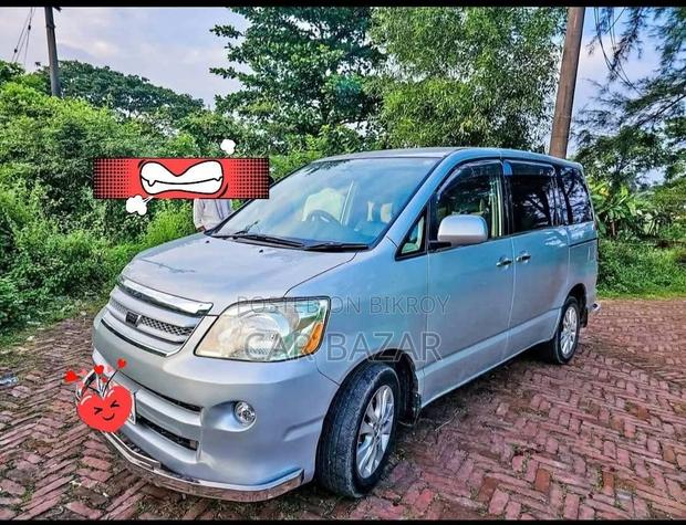 Toyota Noah 2005 Silver