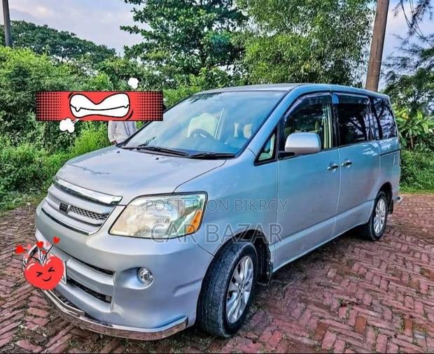 Toyota Noah 2005 Silver