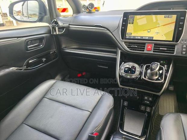 Toyota Esquire hybrid 2021