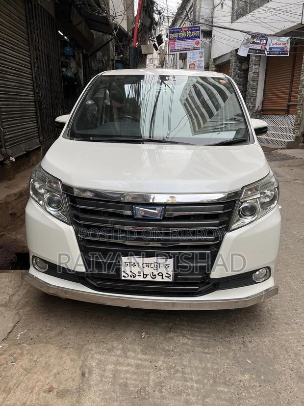 Toyota Noah 1.8 FWD Hybrid (7 seater) 2014 White