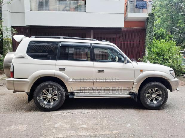 Toyota Land Cruiser 2000 White