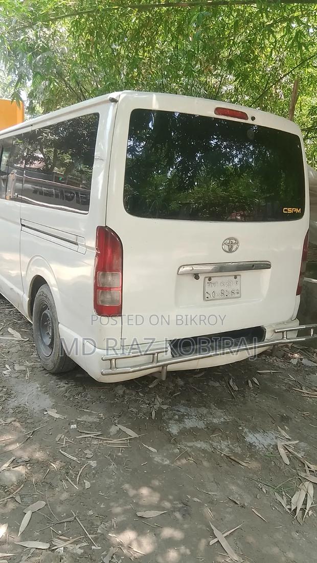 Toyota HiAce 220 2007 White