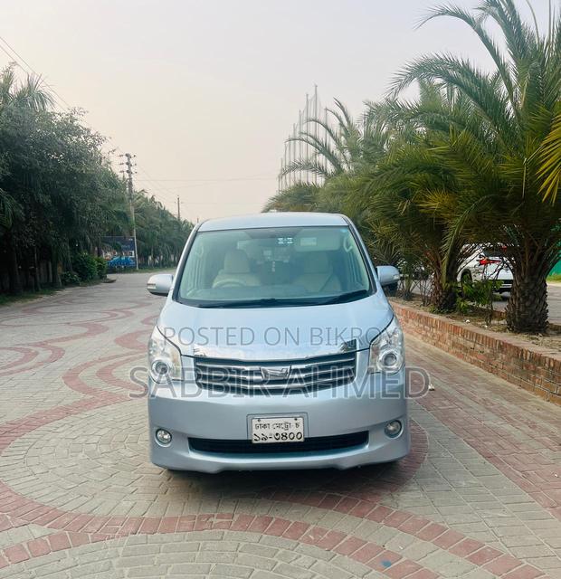 Toyota Noah 2011 Blue