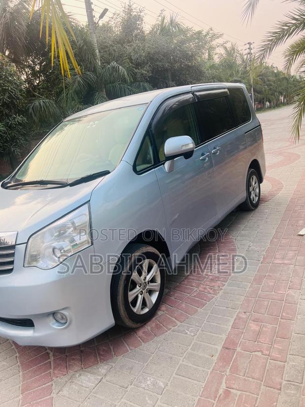 Toyota Noah 2011 Blue