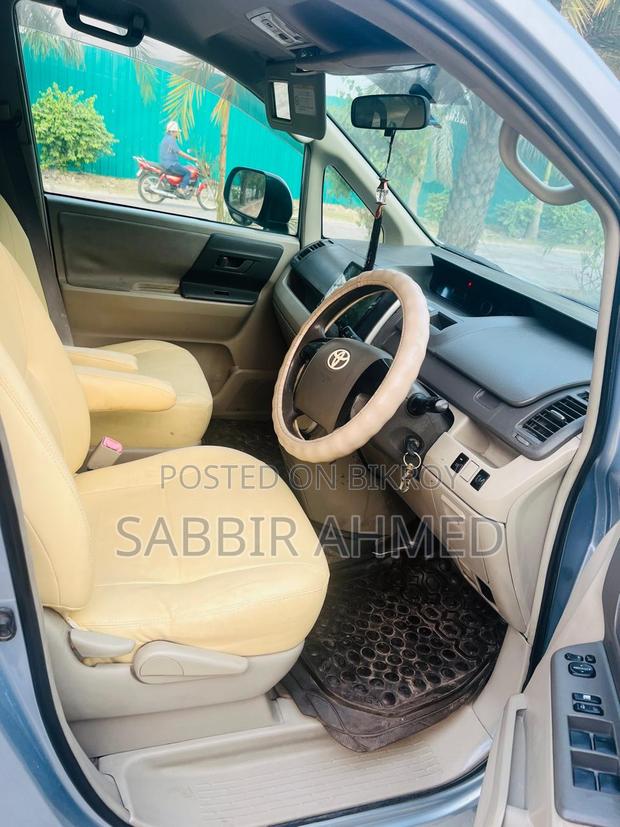 Toyota Noah 2011 Blue