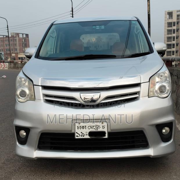 Toyota Noah 2.0 158hp FWD (8 Seater) 2012 Gray