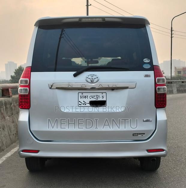 Toyota Noah 2.0 158hp FWD (8 Seater) 2012 Gray