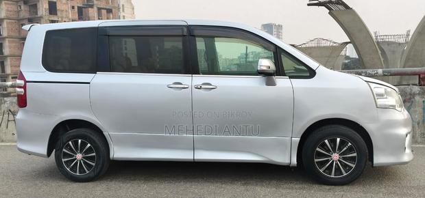 Toyota Noah 2.0 158hp FWD (8 Seater) 2012 Gray