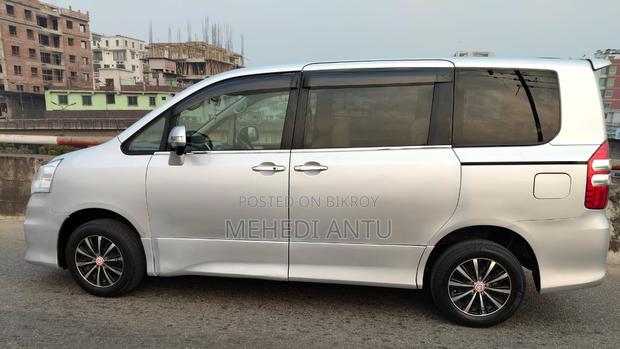 Toyota Noah 2.0 158hp FWD (8 Seater) 2012 Gray