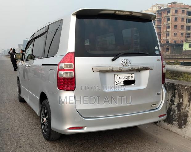 Toyota Noah 2.0 158hp FWD (8 Seater) 2012 Gray