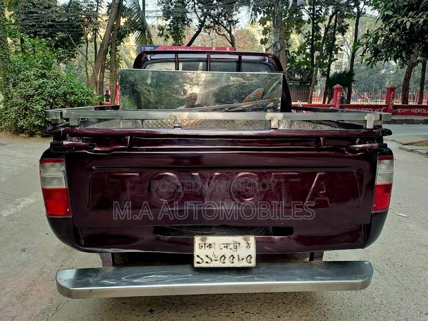 Toyota Hilux 2004 Red