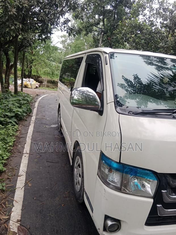 Toyota HiAce 2016 White