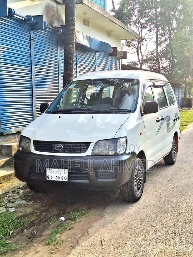 Toyota Noah 2005 White