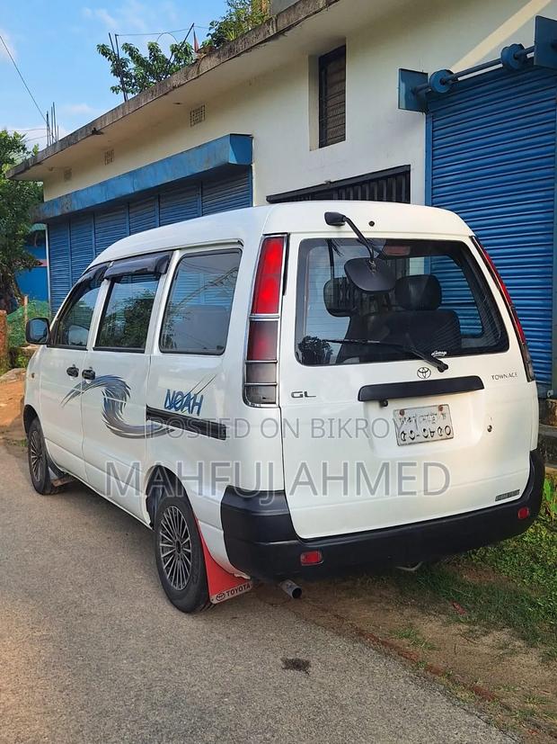 Toyota Noah 2005 White