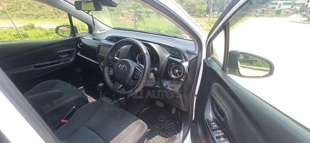 Toyota Vitz 1.5 FWD Hybrid 5dr 2017 White