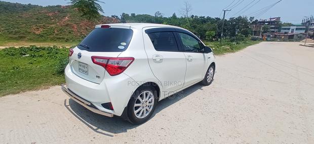 Toyota Vitz 1.5 FWD Hybrid 5dr 2017 White