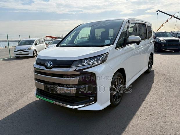 Toyota Noah 2022 White