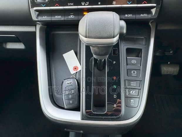 Toyota Noah 2022 White