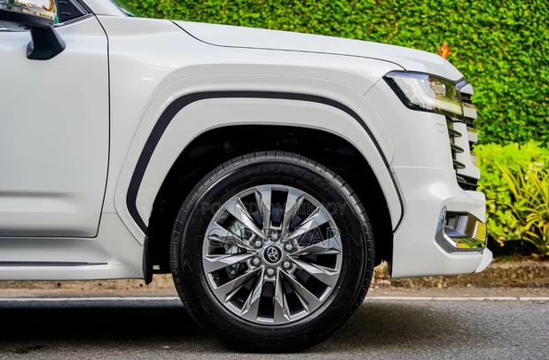 Toyota Land Cruiser LC300 2023 Pearl