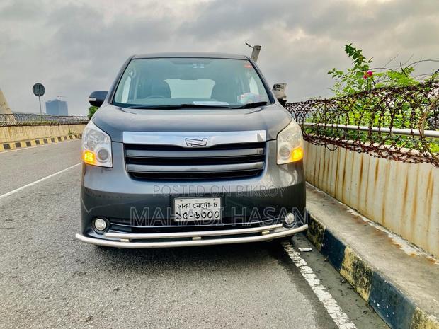 Toyota Noah 2.0 143hp AWD (8 Seater) 2009 Gray