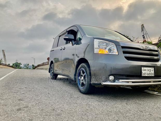 Toyota Noah 2.0 143hp AWD (8 Seater) 2009 Gray