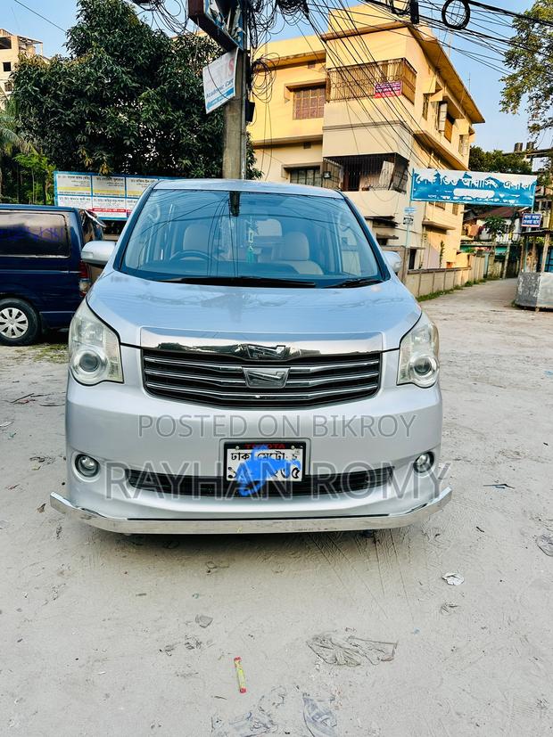 Toyota Noah 2010 Silver