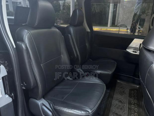 Toyota Noah 2.0 143hp AWD (8 Seater) 2011 Black