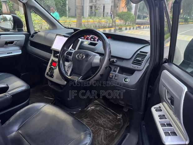 Toyota Noah 2.0 143hp AWD (8 Seater) 2011 Black