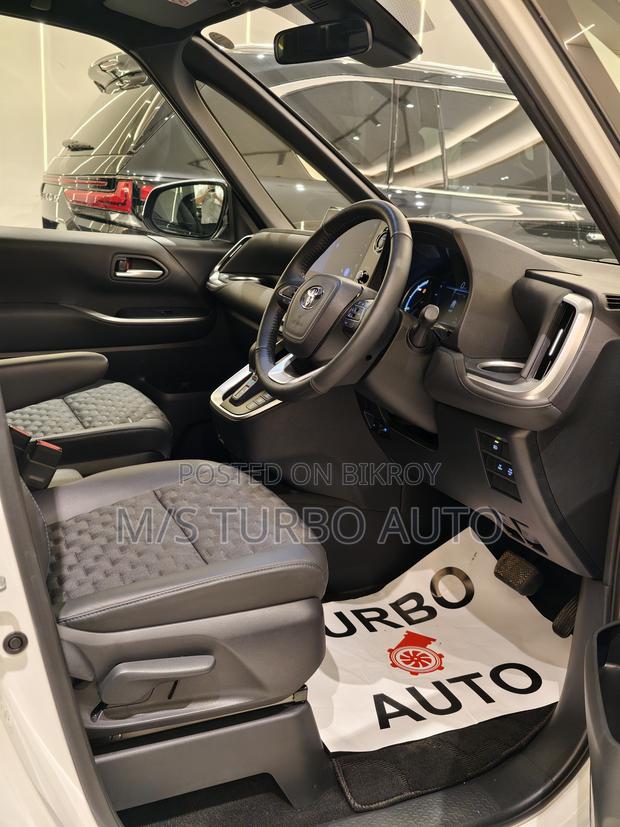 New Toyota Voxy 2025 Pearl
